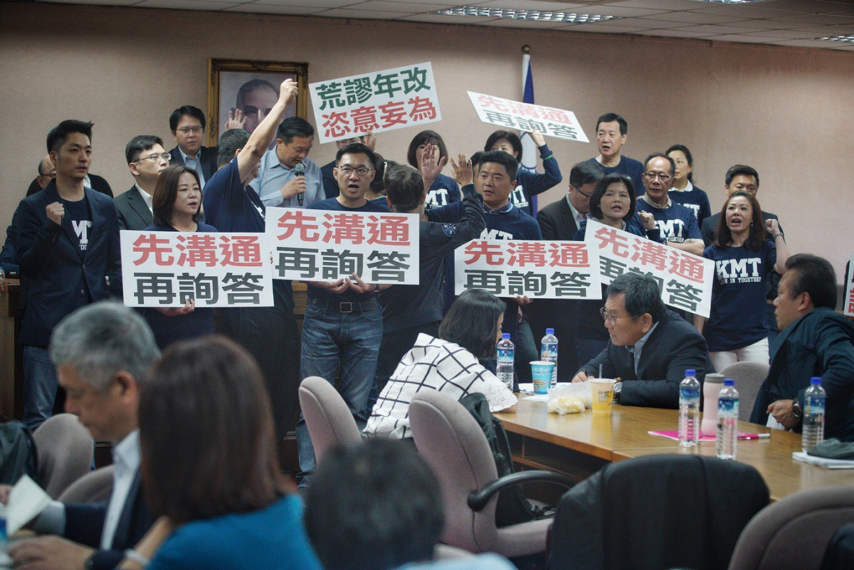 立法院外交國防委員會今天審查軍人年改草案，國民黨團一早搶佔主席台。 圖/張良一攝