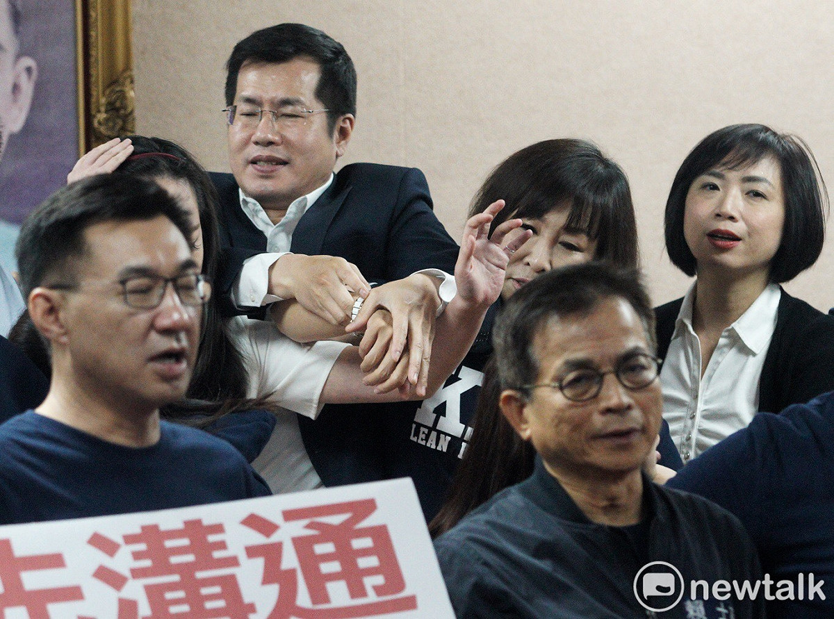立法院外交國防委員會今天審查軍人年改草案，藍綠立委推擠扭成一團。 圖/張良一攝