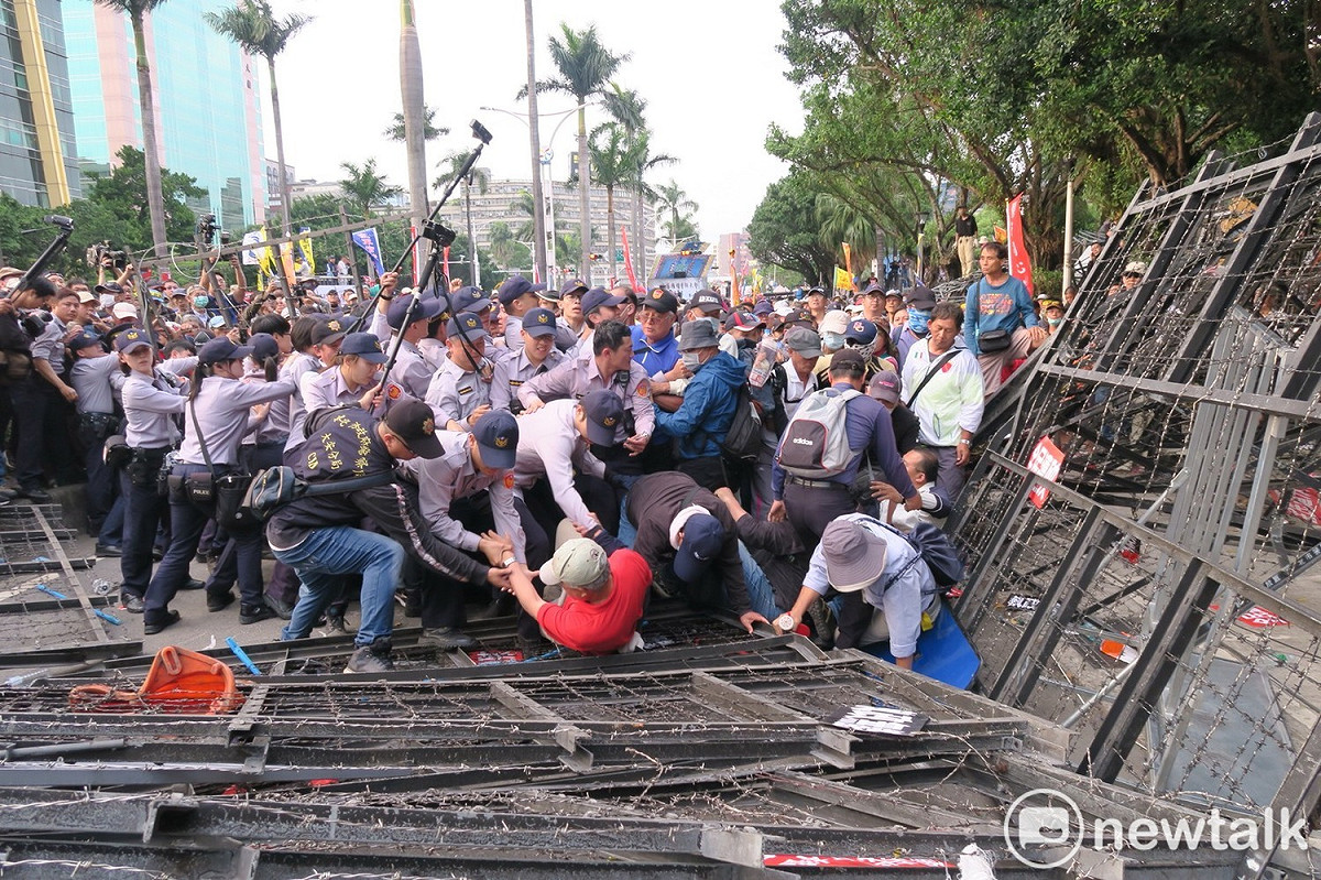 反年改團體八百壯士與警察爆發激烈衝突。 圖：邱萬興／攝