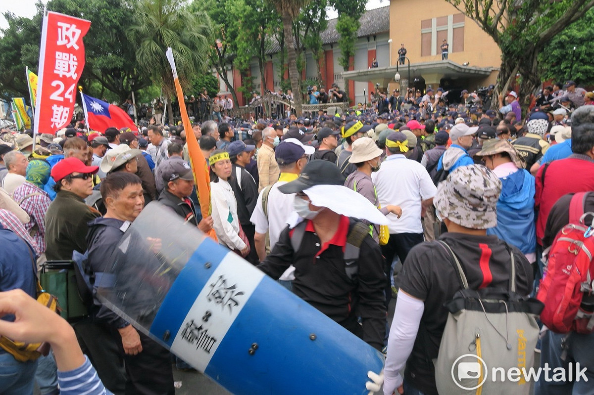 反年改團體與警方對峙，數度發生嚴重衝突。 圖：邱萬興／攝