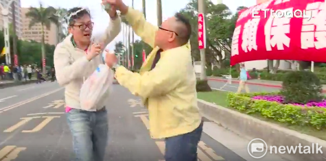媒體記者遭反年改人士潑水。 圖：ETtoday提供