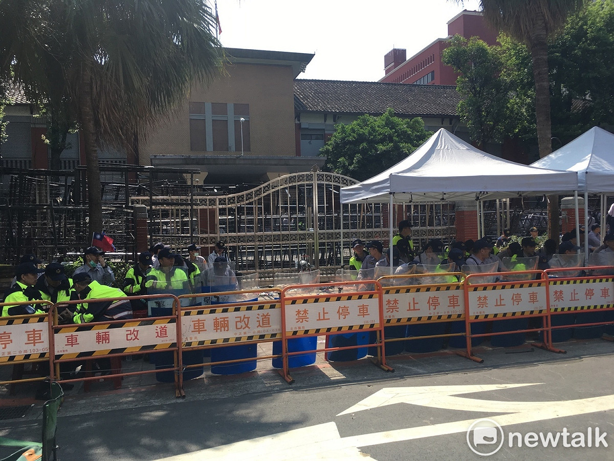 警方仍駐守在立法院外。 圖：黃韋銓/攝