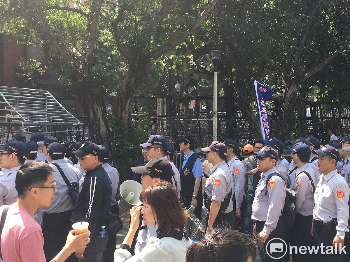 警方仍駐守在立法院外。 圖：黃韋銓/攝