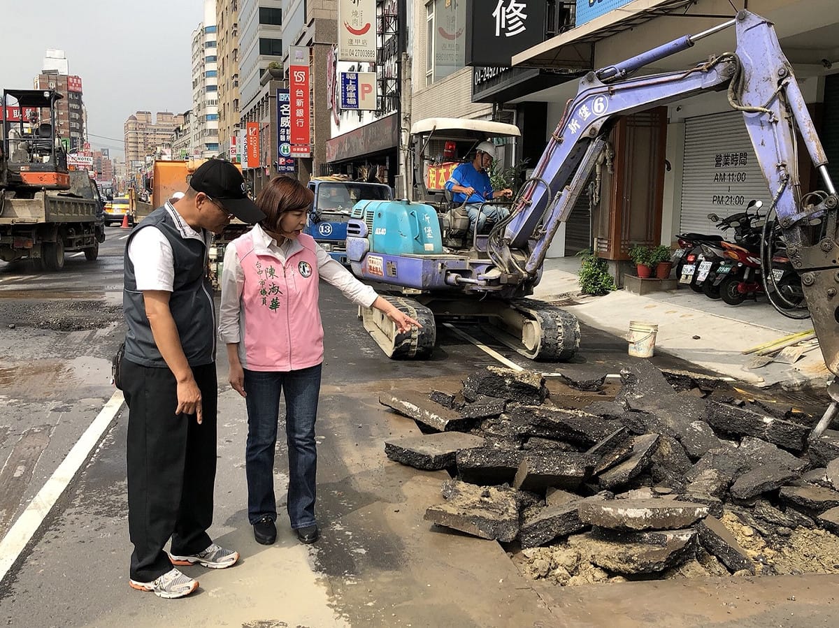 河南路二段、逢大路口自來水爆裂，市議員陳淑華、里長張文平到場關切。 台中市議員陳淑華/提供