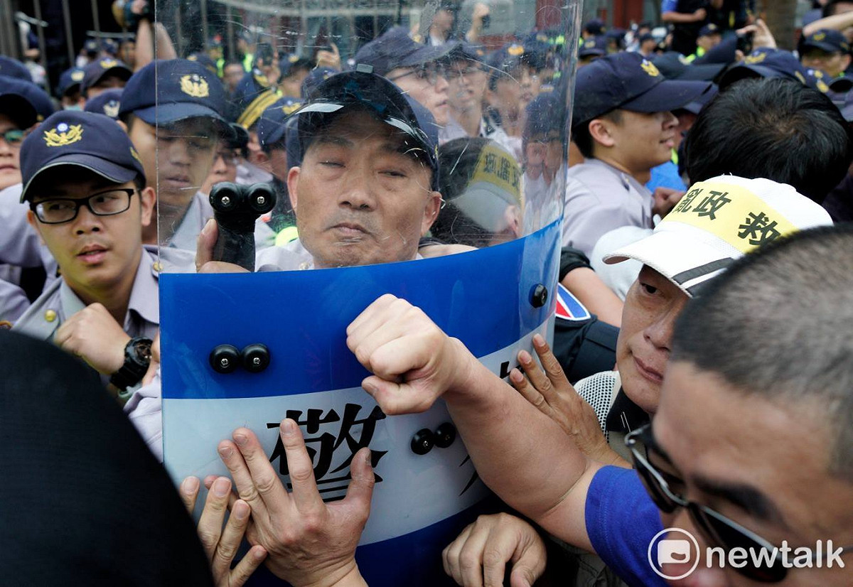 反年改團體八百壯士與警察爆發激烈衝突。 圖：張良一/攝