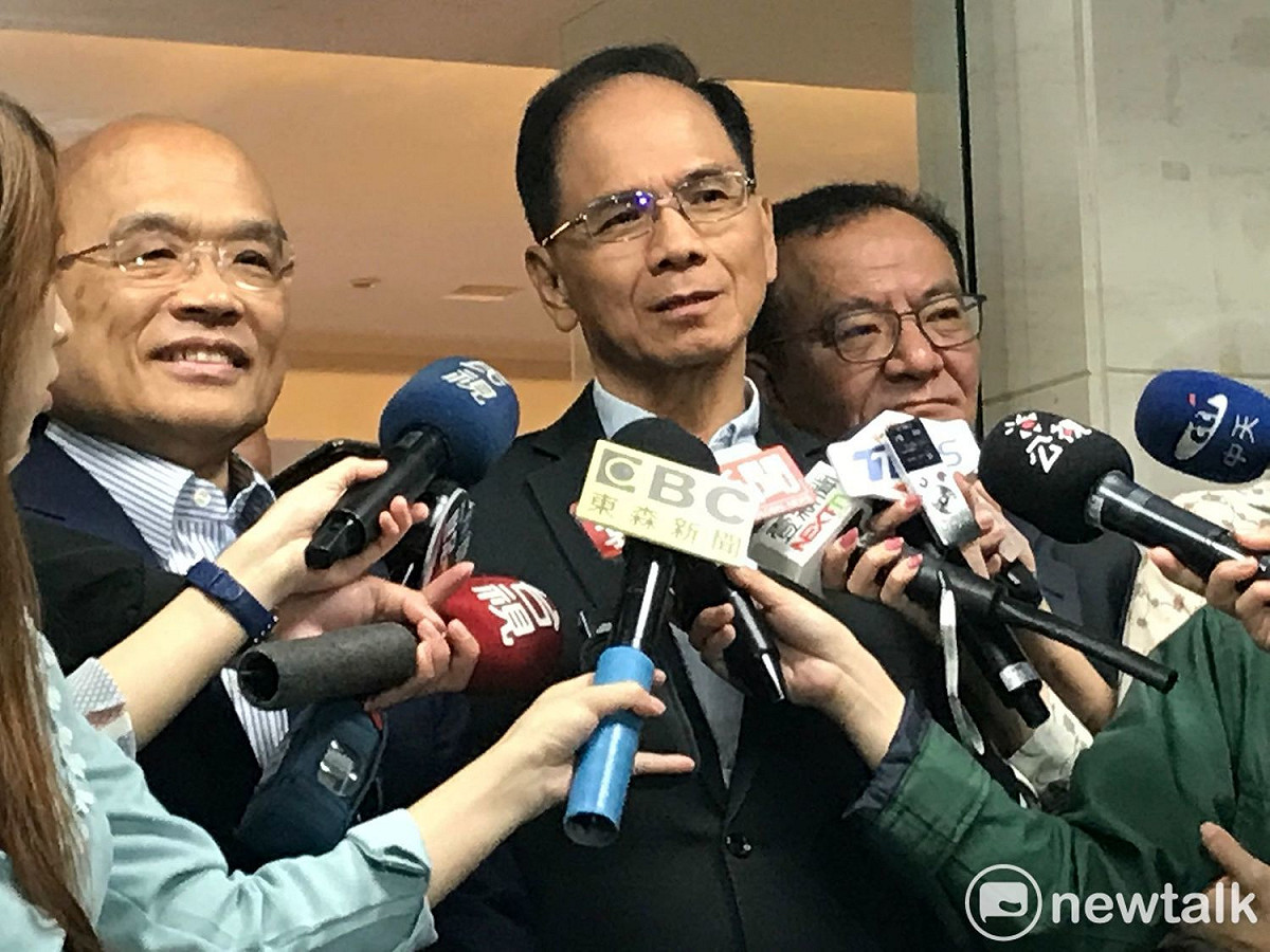 新北市長參選人蘇貞昌（左）今（26）拜會前行政院長游錫堃（右），對於國民黨新北市長參選人侯友宜希望蘇貞昌有空去八斗子，看看深澳電廠對這裡的影響。游錫堃為蘇反酸侯友宜，「關心環保不應競選的時候才來關心」。 圖 : 周煊惠 / 攝