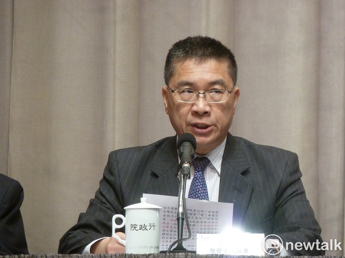 行政院將請警政署、法務部研議加重「襲警罪」。圖為發言人徐國勇。 圖：謝莉慧/攝
