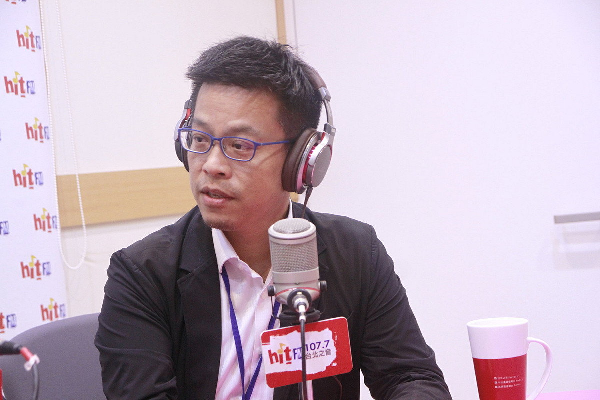今(26)日，Hit Fm聯播網《蔻蔻早餐》節目邀請到總統府發言人黃重諺上節目對反年改團體表達相關看法。 圖: Hit Fm聯播網/提供