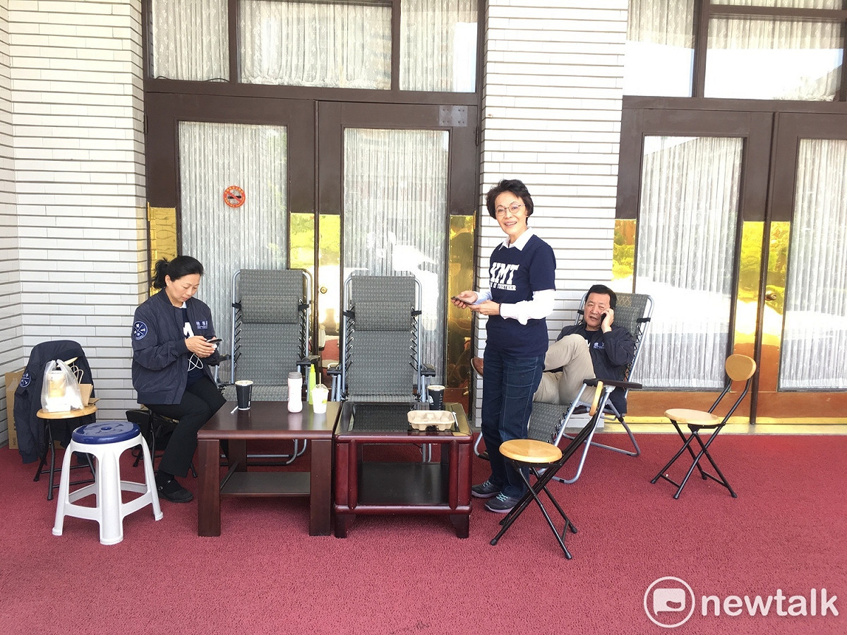 為了防止民進黨團再度搶先取得排案權，國民黨團立委們今（26）日早上就到議場前排隊。今晨6點就到議場的藍委黃昭順表示，擔心綠營包裹表決預算解凍案，所以黨團乖乖來排班。 圖：黃韋銓/攝