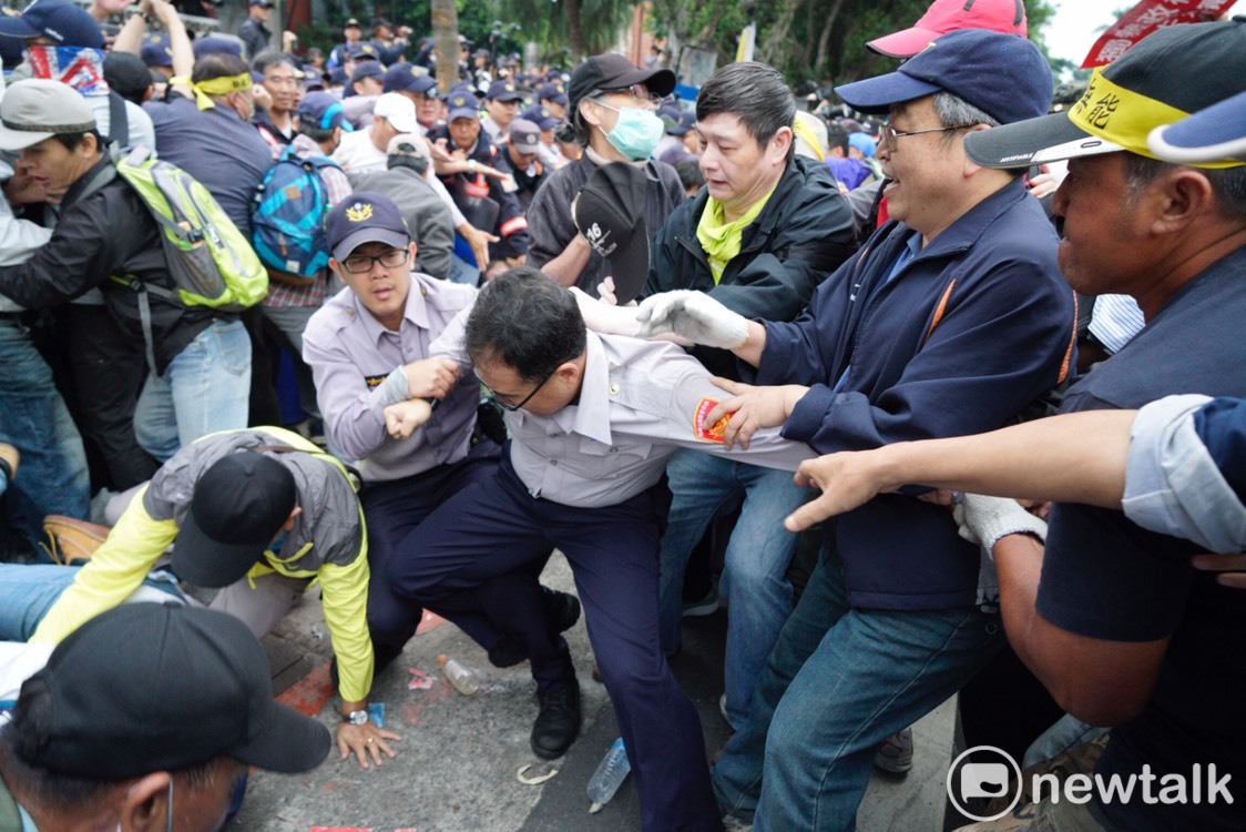 該名警察掙脫反年改人士的包圍。 圖：張良一/攝