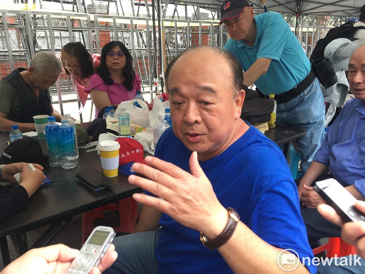 八百壯士副指揮官吳斯懷今（26）日下午宣佈，暫時停止遊行抗爭活動，已請群眾先行離去，先回去休息，看民進黨後續作為，視狀況再採取相應作為。但他強調，八百壯士仍會留守在帳篷中，會繼續運作、抗爭。 圖：黃韋銓/攝（資料照片）