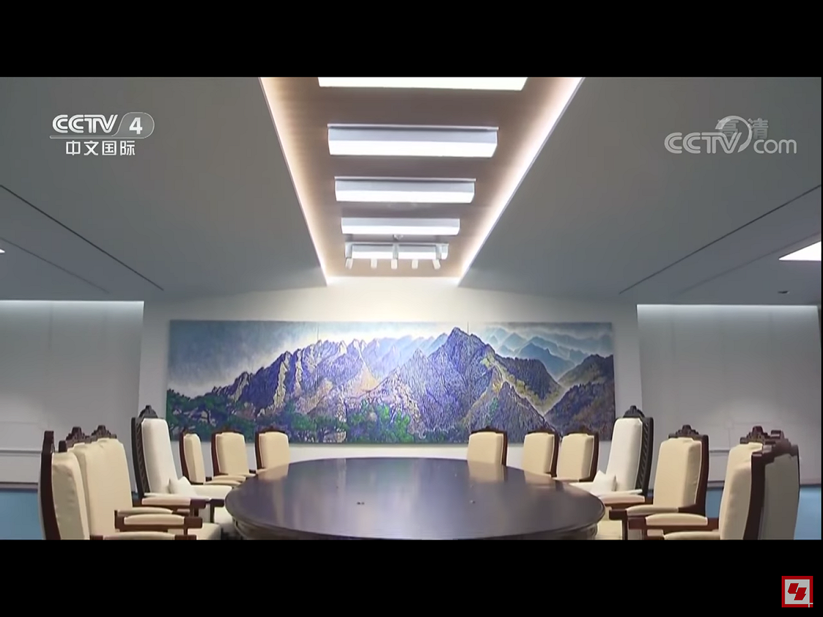 韓媒報導稱，韓朝領導人將在會場背景牆上懸掛的繪畫作品——《從上八潭俯瞰金剛山》前握手合影。青瓦臺對此表示，金剛山是半島名山之一，象徵著韓朝和解與合作，有祝願韓朝領導人會晤取得成功之意。 圖：翻攝自央視畫面