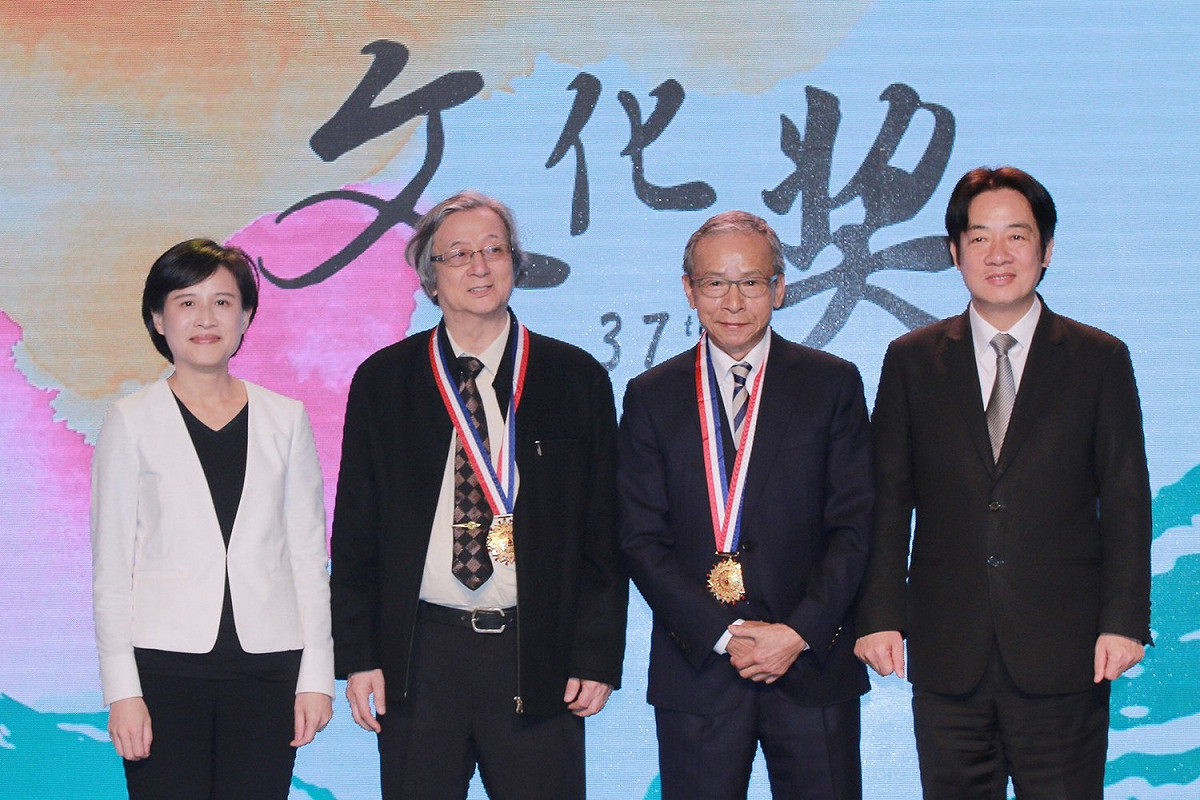 (左起)文化部長鄭麗君、得獎人謝里發(謝里法)先生、得獎人吳文欽(吳念真)先生及行政院長賴清德合影。 圖：文化部／提供