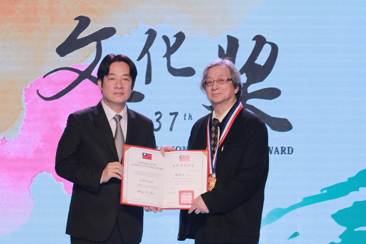 行政院長賴清德頒發行政院文化獎予得獎人謝里發(謝里法)先生。 圖：文化部／提供