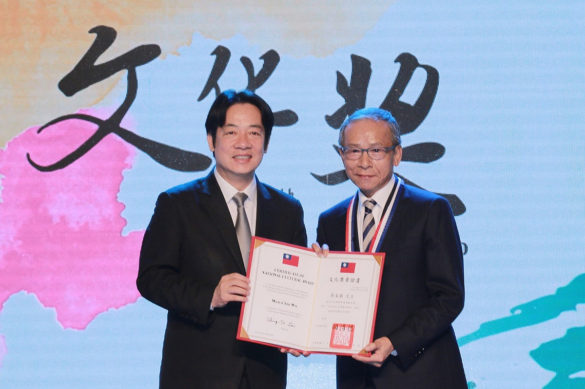 行政院長賴清德頒發行政院文化獎予得獎人吳文欽(吳念真)先生。 圖：文化部／提供