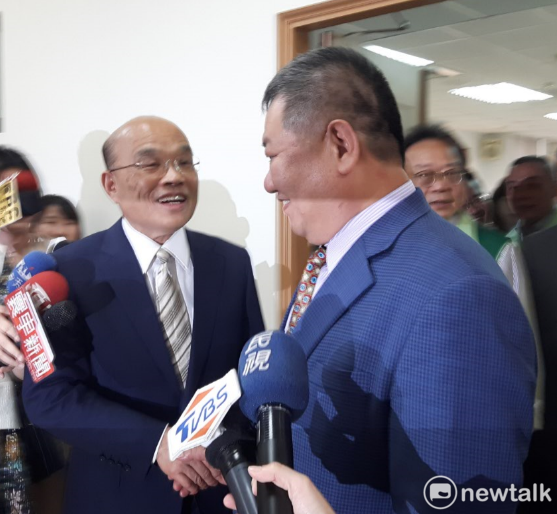 蘇貞昌到新北市議會先拜會議長蔣根煌、副議長陳文治，會談近半小時，愉快結束會談。 圖: 林昀真/攝