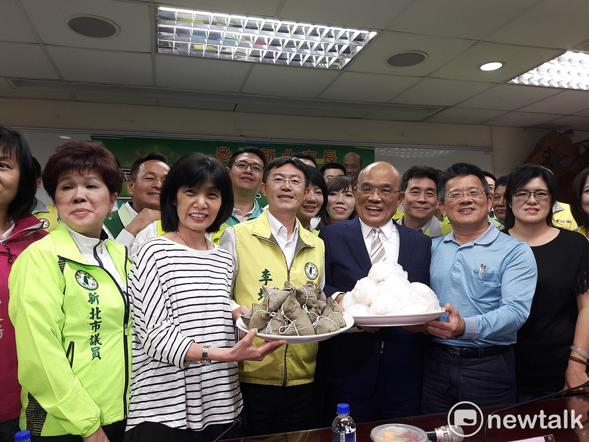 新北市議會民進黨團全員到齊，送包子及粽子，期盼蘇貞昌帶領黨籍同志「衝衝衝」打贏年底選戰。 圖: 林昀真/攝