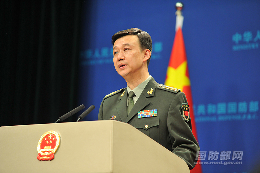 我國軍本月在東部外海舉行海空演習，蔡英文登艦檢閱，此外並宣佈6月將舉行漢光演習。吳謙對此回應表示，「我們願以最大誠意、盡最大努力，爭取和平統一的前景」。但必須指出，搞「台獨」就是死路一條，搞武力對抗沒有出路。 圖：翻攝自中國國防部網站