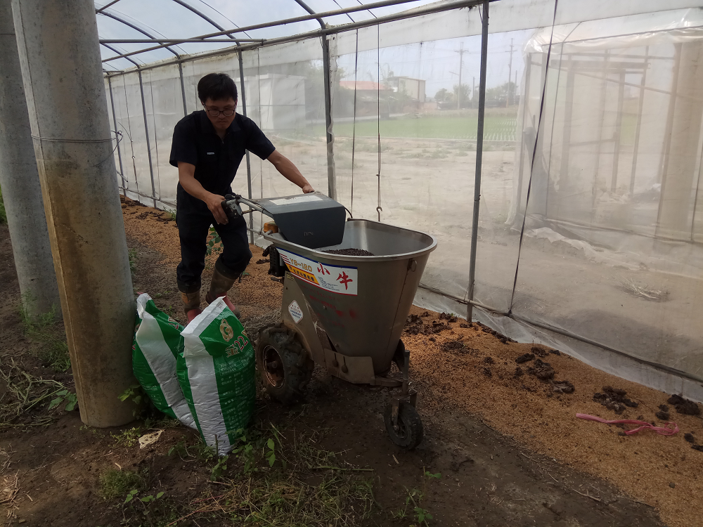 .整地前先以肥料撒布機撒施有機質肥料。 圖：行政院農委會／提供