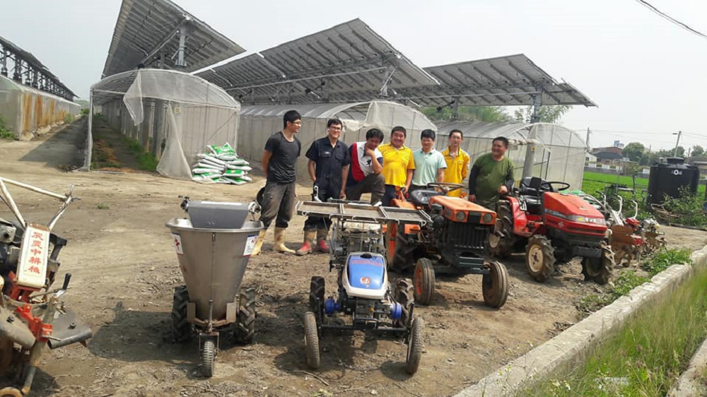 桃園市青農與開陽光電公司合作於雲林縣土庫鎮追日型太陽能電廠種植仙草，桃青農特別載運溫室設施專用小型農機具前往施作。 圖：行政院農委會／提供