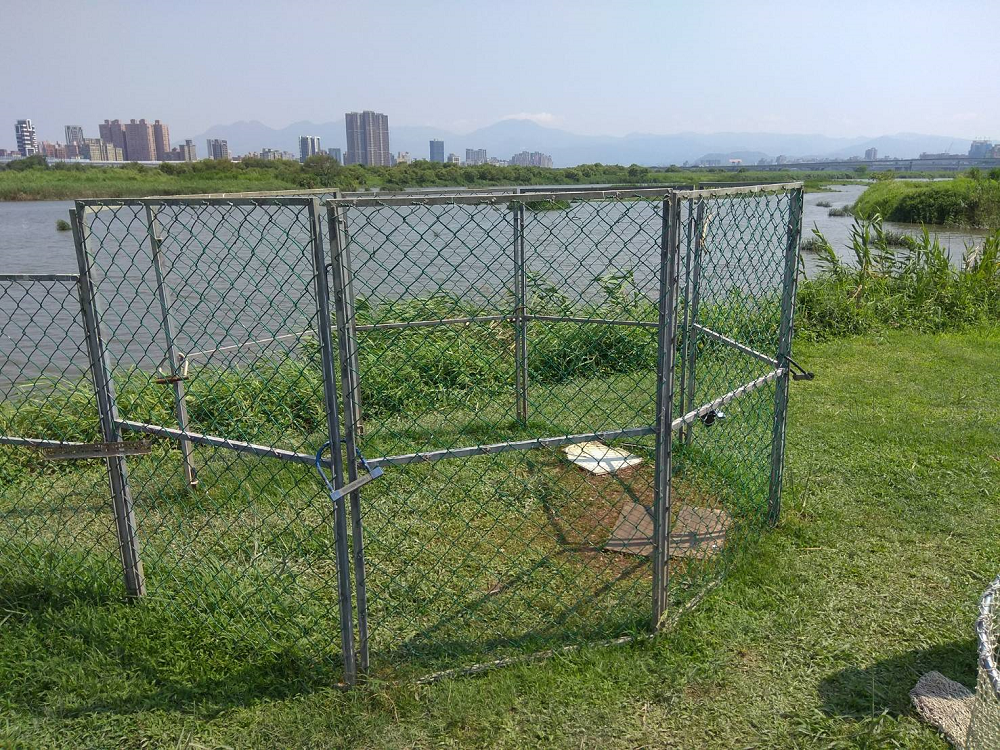華江雁鴨公園設置圍網誘捕問題犬隻。 圖：台北市政府／提供