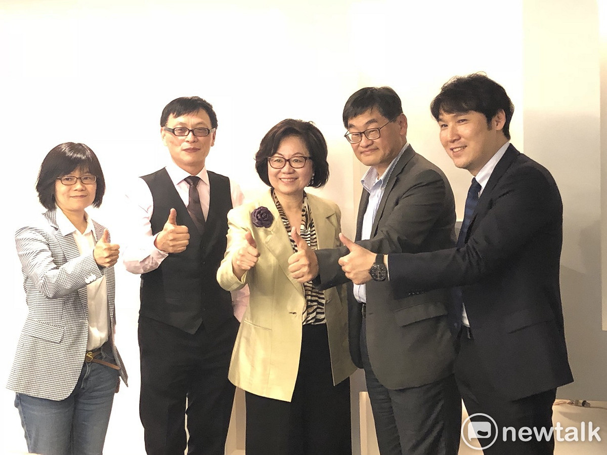 華視經營團隊。右起：華視副總經理劉俊麟、總經理莊豐嘉、董事長陳郁秀、副總經理王導、總經理特助劉桂蘭。 圖 : 陳奕/攝