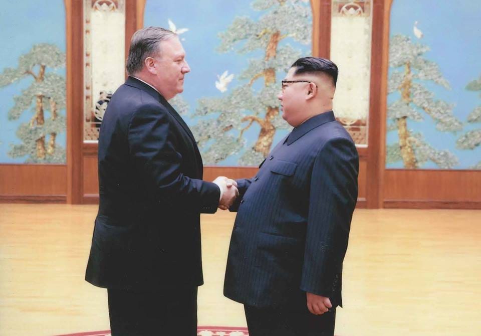 美國新任國務卿蓬佩奧（左）日前在復活節密會朝鮮領導人金正恩，在任命案過關後，白宮迅速發布。 圖：翻攝白宮臉書