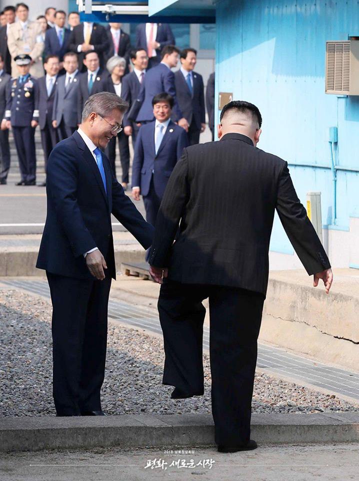〈08：30〉南韓總統文在寅邀請北韓領導人金正恩跨越板門店北緯38度界線，象徵突破南北韓長年以來的政治與軍事僵局。 圖：翻攝自青瓦台臉書