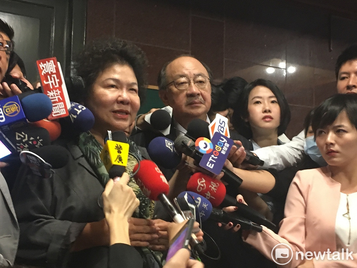 總統府秘書長陳菊今（27）日早上9點前往立法院拜會民進黨團，並將於黨團大會中溝通軍人年改草案。 圖：黃韋銓/攝