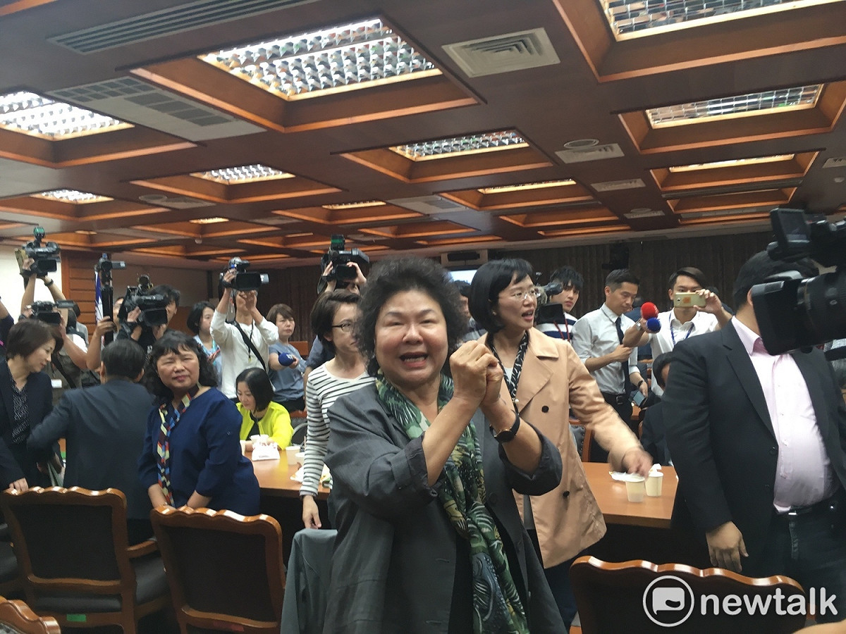 陳菊在受訪完後進入群賢樓會議室，並與綠委們一一握手致意。 圖：黃韋銓/攝