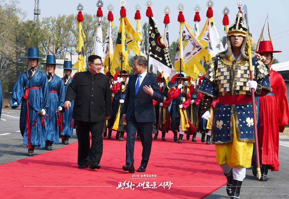 〈08：30〉南韓總統文在寅與北韓領導人金正恩牽手一起走過軍事分界線，兩人走向南韓安排的儀仗隊，為金正恩舉行鄭重歡迎儀式。文在寅牽手一起走過軍事分界線，兩人走向南韓安排的儀仗隊，為金正恩舉行鄭重歡迎儀式。 圖：翻攝自青瓦台臉書