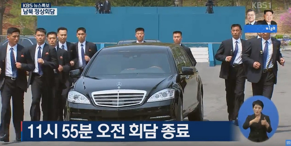 11：00「文金會」上午的會議暫時結束，金正恩搭車返回位於板門店北韓側的建築物吃午餐。值得注意的是，金正恩的專車有一群北韓菁英保鑣，環車包圍，一路跟著跑回北韓。 圖：翻攝YOUTUBE