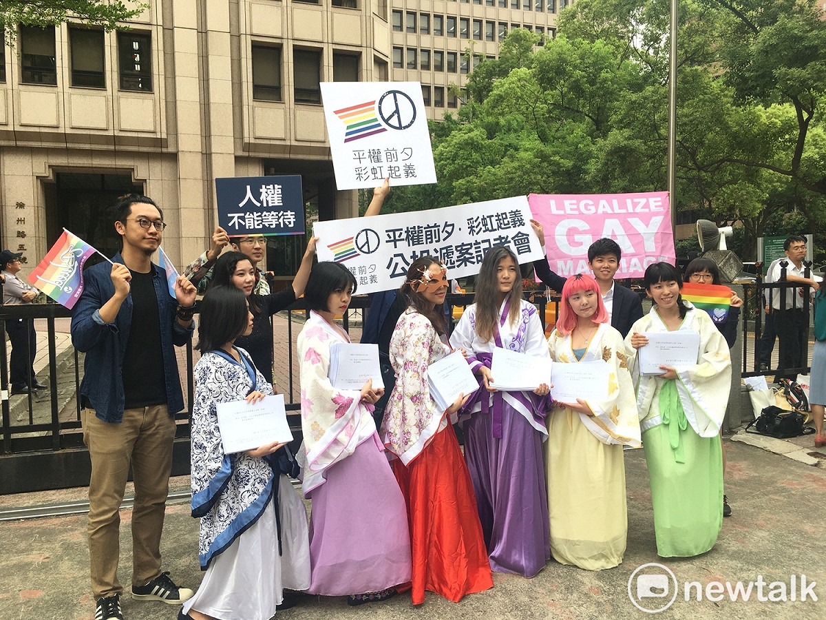 為抵制下一代幸福聯盟等團體發起的3項反同婚公投，社民黨北市議員參選人苗博雅、評論人溫朗東等人發起「為平權起義」活動，推動「婚姻平權入民法」、「性平教育」與「神聖婚姻專法」等3個公投案。 圖：黃韋銓/攝