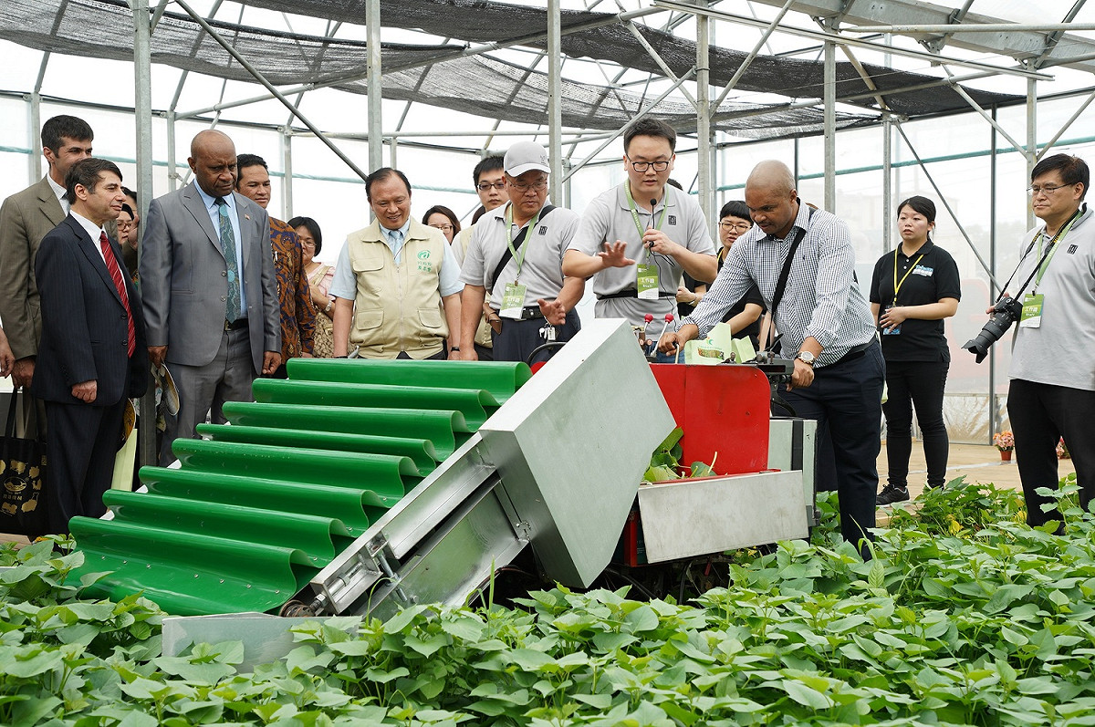 邦交及友好國家之駐華使節、代表等在參觀及實地操作現場展示各式農機具後，對台灣農機精巧、實用CP值高，留下深刻印象。 圖：農委會／提供