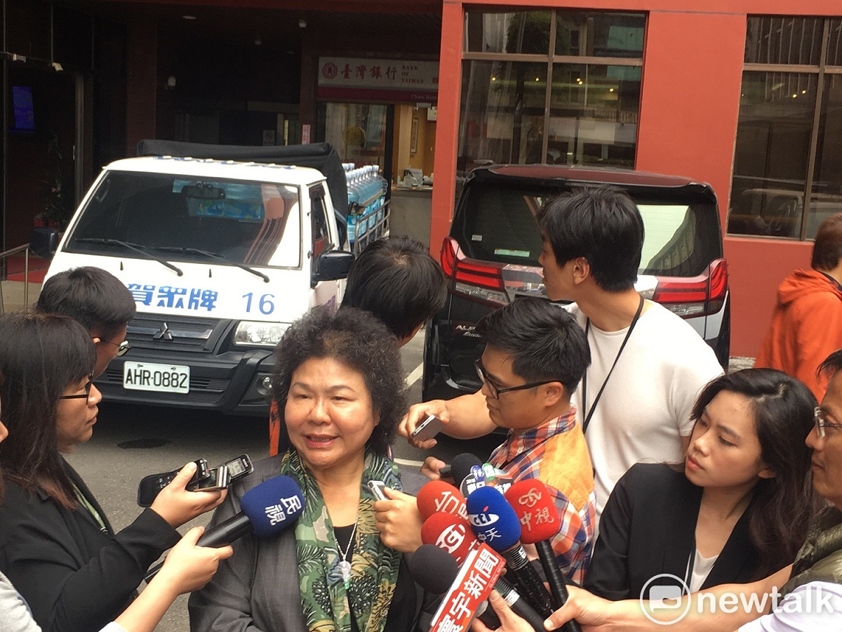 為推動行政院版的軍人年改草案，總統府秘書長陳菊今（27）日首度赴立法院與民進黨團溝通，聽取綠委意見，但由於綠委意見分歧，最後以無記名投票方式，決定支持行政院版。對此，陳菊會後受訪表示，「鬆了一口氣！」 圖：黃韋銓/攝
