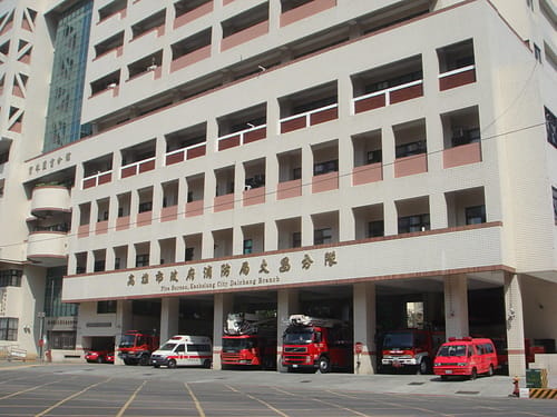 高雄市議員陳美雅質疑市府每年消防救護器耗材嚴重不足，而發生跑去向醫院拗耗材的情形。圖為高雄市消防局北區救護大隊。 圖 : 翻攝自隨意窩