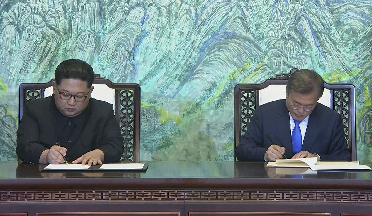 兩韓峰會後，金正恩與文在寅共同宣言。 圖：達志影像／美聯社