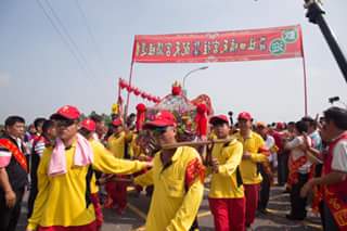 西螺社口媽遵循古香路徒步遶境，每次都有數千信眾和各式陣頭護駕隨行，隊伍如長龍。 圖 : 翻攝自吳芳銘臉書