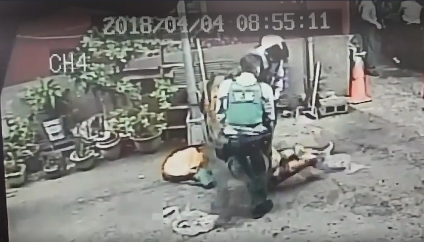 警消從火場搶救出一名90%灼傷的7旬老翁，在送醫後不治身亡。 圖/警方提供