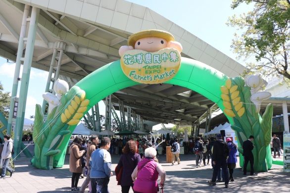 母親節周末5月12至13日更加碼推出「媽媽 我愛您！」趣味小遊戲，參賽者大喊「媽媽我愛您」，以分貝儀測分貝，快來勇敢表示你對媽媽的愛意。 圖 ：台北市政府提供