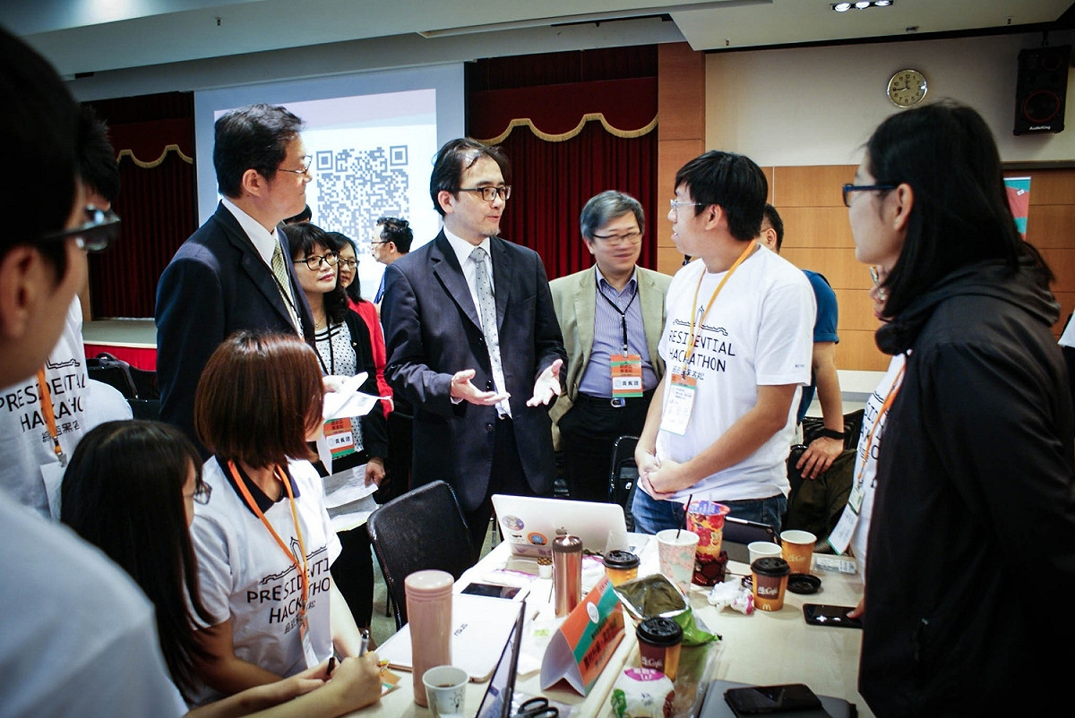 評審委員會召集人，行政院政務委員唐鳳也給予20組提案意見回饋，唐鳳表示，匯集各界不同的力量而找到某些共享的價值，讓價值能夠擴散，擴散過程中又增加彼此的信任，這已經變成大家周末都會做的事。 圖：中華文化總會/提供