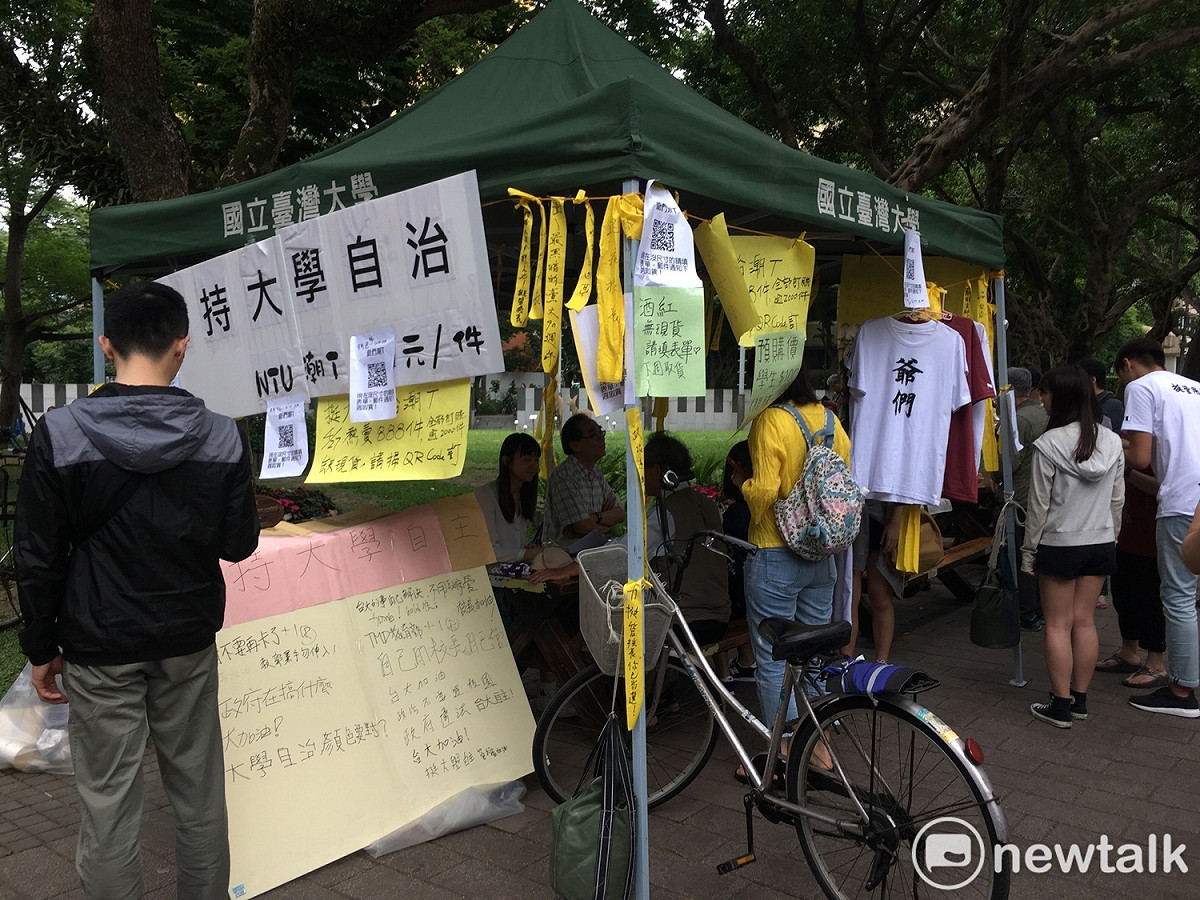 台大自主聯盟在鹿鳴廣場擺攤聲援挺管。 圖：黃韋銓/攝