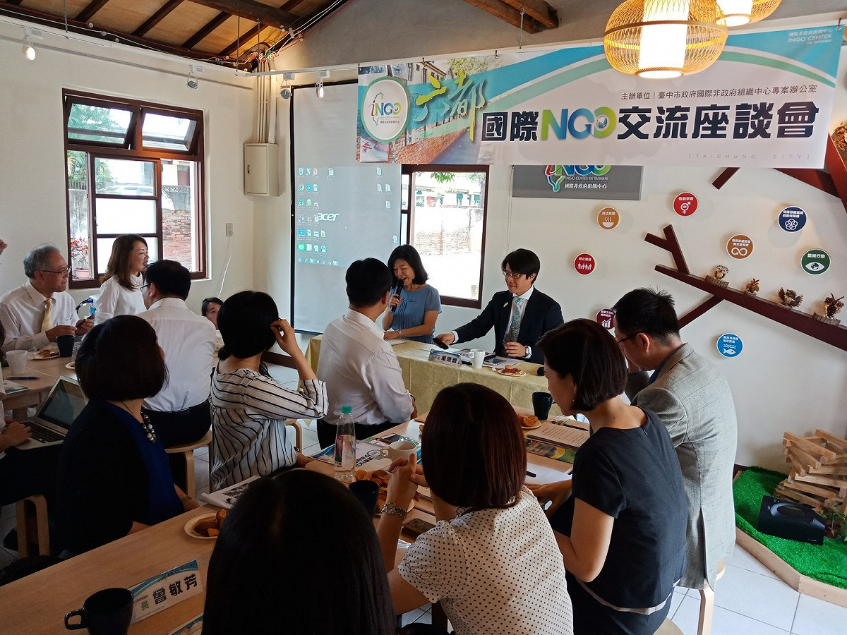 外交部非政府組織國際事務會參與評估科科長蔡靜如等人與台北、新北、桃園、台南、高雄代表齊聚一堂，商議聯合六都力量共同推動NGO外交的策略。 圖：台中市政府社會局/提供
