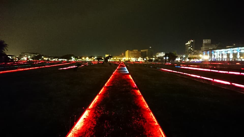 2008年後駁二鐵道停駛後，現在透過地景光藝術在百年後展現不同風貌的色彩繽紛軌道。 圖：高雄旅遊網FB粉絲專頁提供