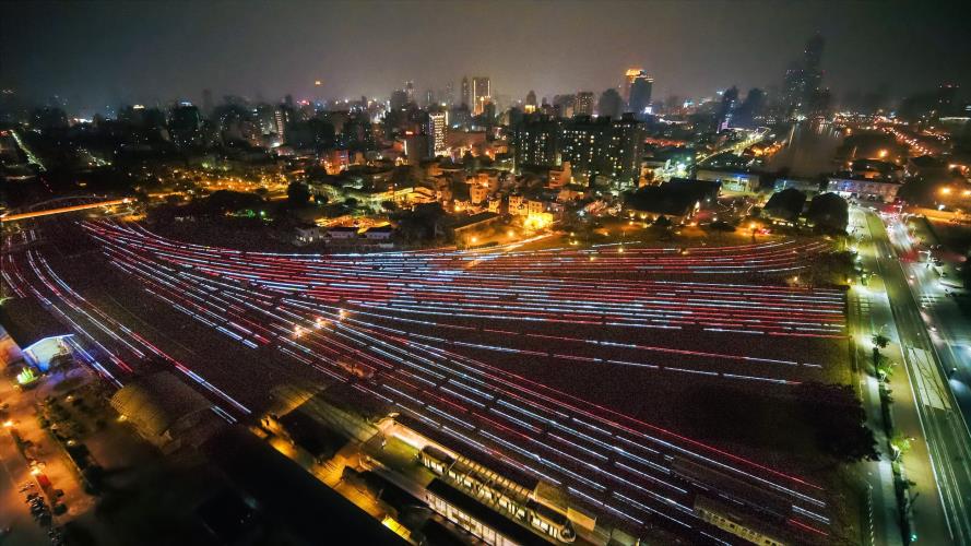 即日起，在駁二的鐵路公園有全台罕見的大型地景光藝術，結合台灣11位藝術家，讓這百年的鐵道夜晚超繽紛、超好拍。 圖：高雄旅遊網提供