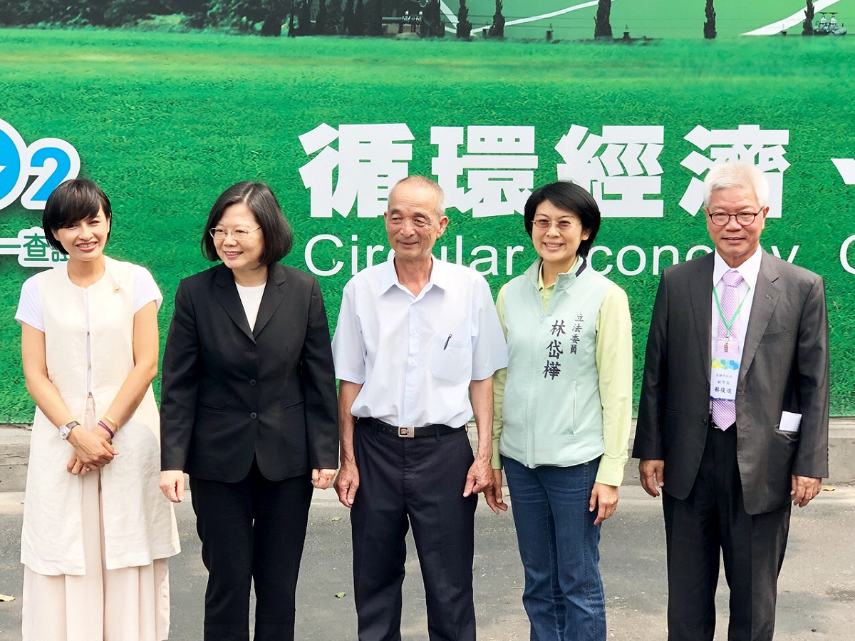 「5+2產業創新系列行程」最後一站，總統蔡英文來到高雄循環經濟典範的石安牧場。 圖：高雄市政府/提供