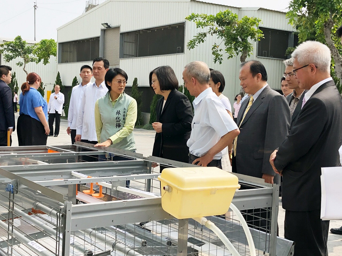 總統蔡英文參觀石安牧場情況。 圖：高雄市政府/提供