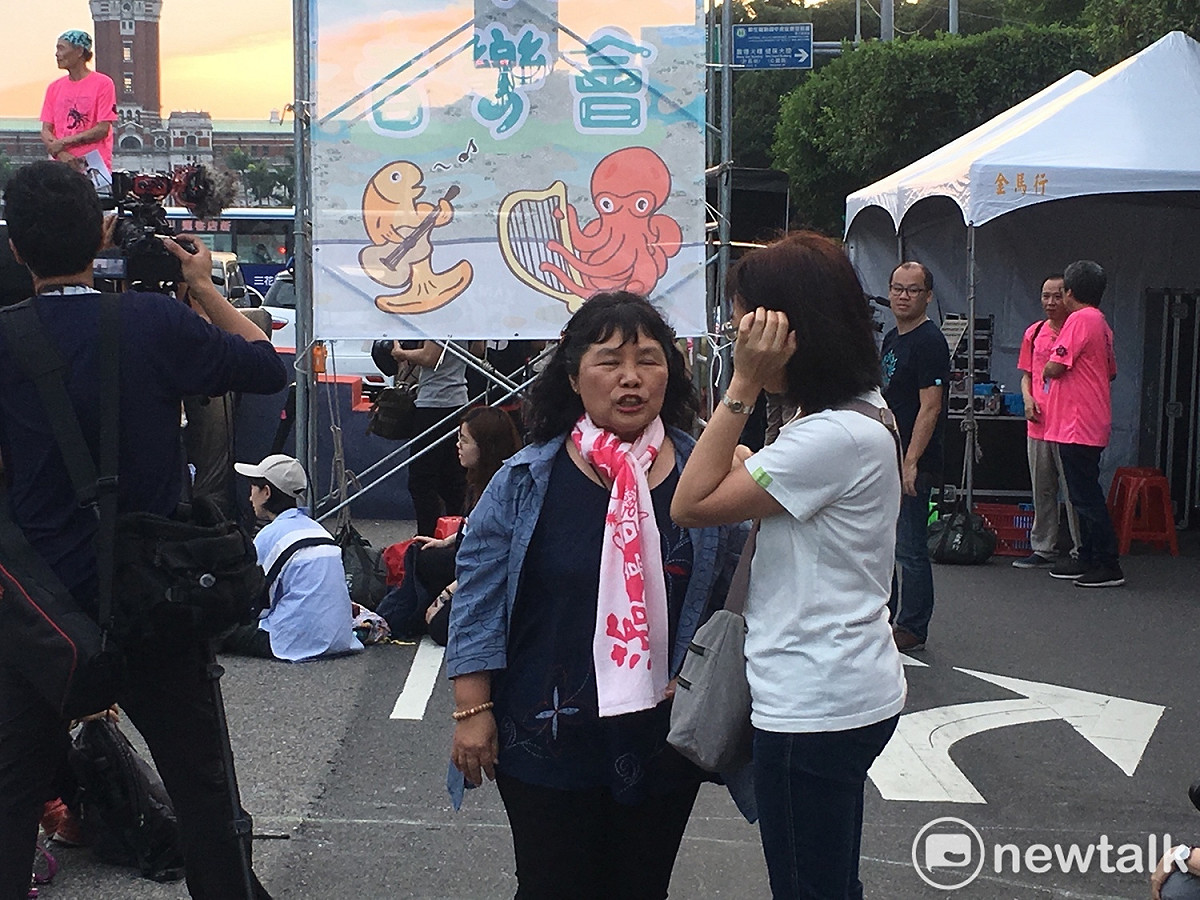 搶救大潭藻礁行動聯盟、台灣蠻野心足協會等民團今（28）日下午在凱達格蘭大道舉行「428藻礁永存音樂會」。 圖：黃韋銓/攝