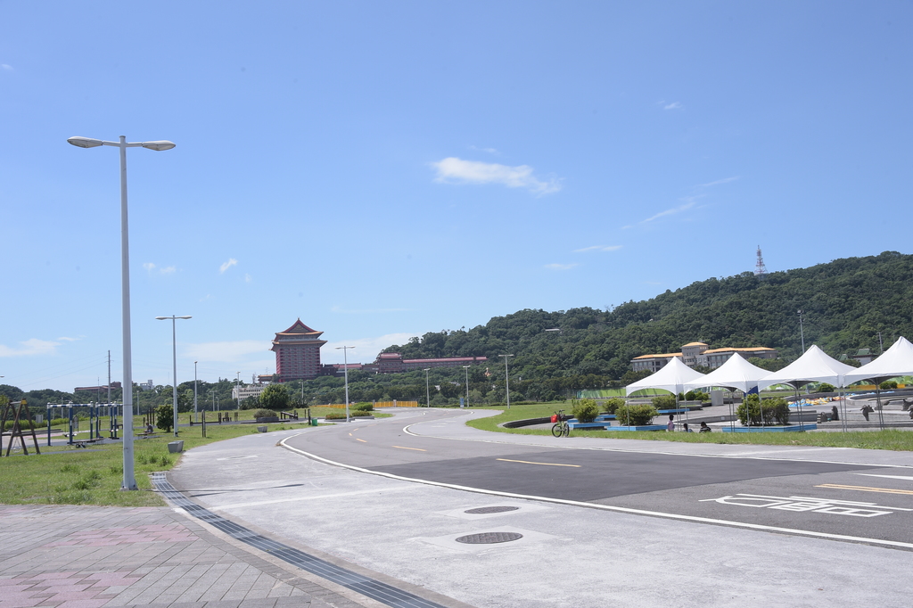 大佳河濱公園這塊絕佳的綠地，時常成為知名旅遊生活頻道舉辦野餐日的地點，還曾吸引35,000位市民朋友來這一同野餐。 圖：台北旅遊網提供