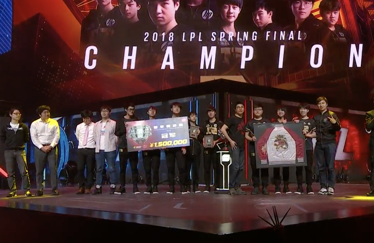 RNG頒獎舞台。 圖：翻攝自 LPL